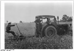 Bundesarchiv Bild 183 11672 0009, Mas Kemberg Bei Wittenberg, Mähen Der Wiesen