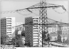 Bundesarchiv Bild 183 1982 1025 016, Halle, Silberhöhe, Wohnhochhäuser, Strommast