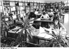 Bundesarchiv Bild 183 1986 0903 311, Köthen, Ingenieurhochschule, Bibliothek