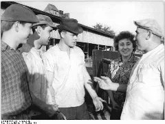 Bundesarchiv Bild 183 87023 0001, Veg Ebersbach, Mitglieder Der Melkerbrigade
