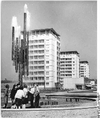 Bundesarchiv Bild 183 G0423 0016 001, Halle, Leninallee, Springbrunnen, Wohnhochhäuser
