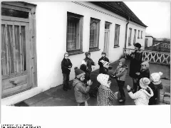 Bundesarchiv Bild 183 P0226 0008, Dommitzsch Trossin, Spielende Kinder