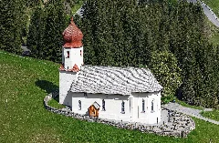 Damüls Pfarrkirche Friedhof Schrägluftbild