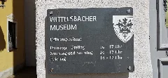 Deu — Bayern — Schwaben — Landkreis Aichach Friedberg — Gde. Aichach — Stadt Aichach — Stadtplatz 2 (Wittelsbacher Museum · Informationstafel) 2023 09 05 Mattes