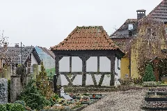 Dittelbrunn, Hambach, Friedhof, Fachwerkschuppen, 002