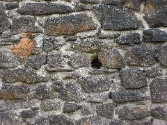 Dorfkirche Köckern Mauerwerk Der Turmnordseite, Fehlstelle Im Turmsockel August 2022