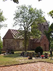 Dorfkirche Köckern Nordostansicht Hochkant August 2022