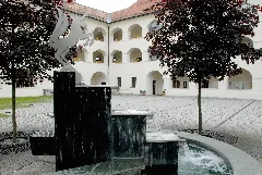 Ebendorf Stift Arkadenhof Brunnen 09062007 31
