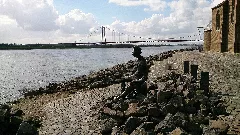 Emmerich Sitzende Statue Am Rheinufer Mit Blick Auf Rheinbrücke