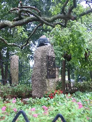 Feuerwehrdenkmal Im Sommer File 2