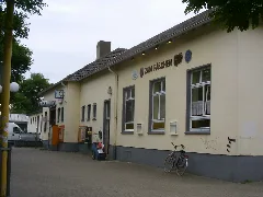 Gelderntrainstationstreetside05