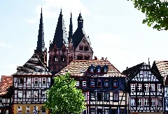 Gelnhausen, Fachwerkhausensemble Am Oberen Mark Mit Marienkirche (8342592040)