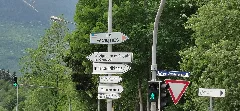 Ger – By– Obb — Landkreis Garmisch Partenkirchen — Markt Garmisch Partenkirchen — Äußere Maximilianstrasse (Wegweiserschilder) 2022 06 05 Mattes