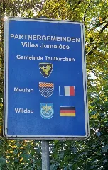 Ger — By — Oberbayern — Landkreis München — Gemeinde Taufkirchen — Taufkirchen Ort — ... (Hinweistafel Partnergemeinden) Mattes 2022 10 16
