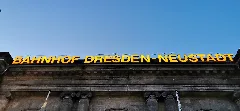 Ger — Sachsen — Dresden — Gemarkung Neustadt Innere Neustadt Schlesischer Platz 1 (Bahnhof Dresden Neustadt — Neonschild Aussen) Mattes 2022 03 23