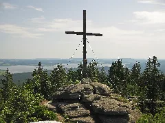 Gipfelkreuz Am Bärenstein (1.077M) Mit Blick Auf Den Moldaustausee (Cz) 2014 05