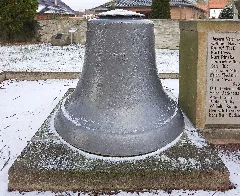 Glocke Vor St. Andreaskirche In Gadenstedt (Ilsede) Img 6148