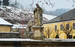 Guentherz 2011 01 29 0052 Gumpoldskirchen Statue Johannes Nepomuk