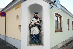 Guentherz 2011 01 29 0066 Gumpoldskirchen Wiener Strasse69 Statue Johannes Nepomuk