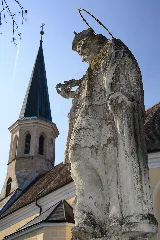 Guentherz 2014 03 08 (34) Gumpoldskirchen Kirchenplatz Statue Johannes Nepomuk