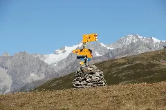 Hiking Sign At The Gibidumpass (15204106248)