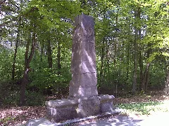 Hirschfeld (Bahnhof), Preußischer Ganzmeilenobelisk
