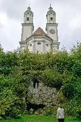 Holzener Klosterkirche Mit Mariengrotte