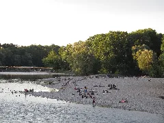 Isar Am Flaucher Mit Flauchersteg Im Hintergrund