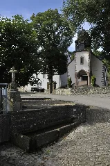 Kelsen Kirche Dorfbrunnen Kreuz