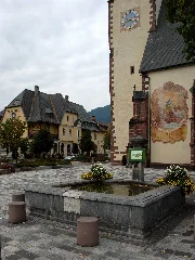 Koetschach Hauptplatz Brunnen 01