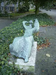 Liegende Skulptur Vor Dem Bezirksamt Hamburg Nord In Hamburg Eppendorf