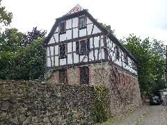 Niddatal Assenheim Muehlenstrasse 5 Ehemalige Schule Mit Stadtmauer