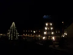 Ortspyramide Hartenstein Im Dunklen Mit Markt (1)