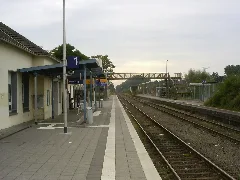 Pedestrianbridgegelderntrainstation04