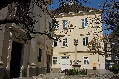 Pfarrkirche Reindorfgasse Vorplatz