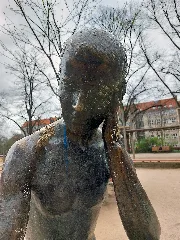 Skulptur Humannplatz (Prenz) Sitzender Junge&Erwin Damerow&19835