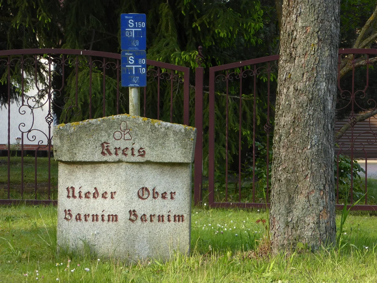 20170510 Xl P1110212 Baudenkmal In Petershagen Eggersdorf Grenzstein Zwischen Den Einstigen Kreisen Oberbarnim Und Niederbarnim Barnimstraße