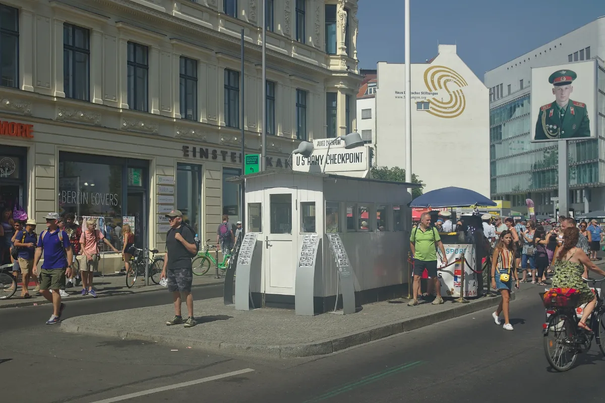 2018 08 09 De Berlin Friedrichshain Kreuzberg & Berlin Mitte, Friedrichstraße, Checkpoint Charlie (49919100267)