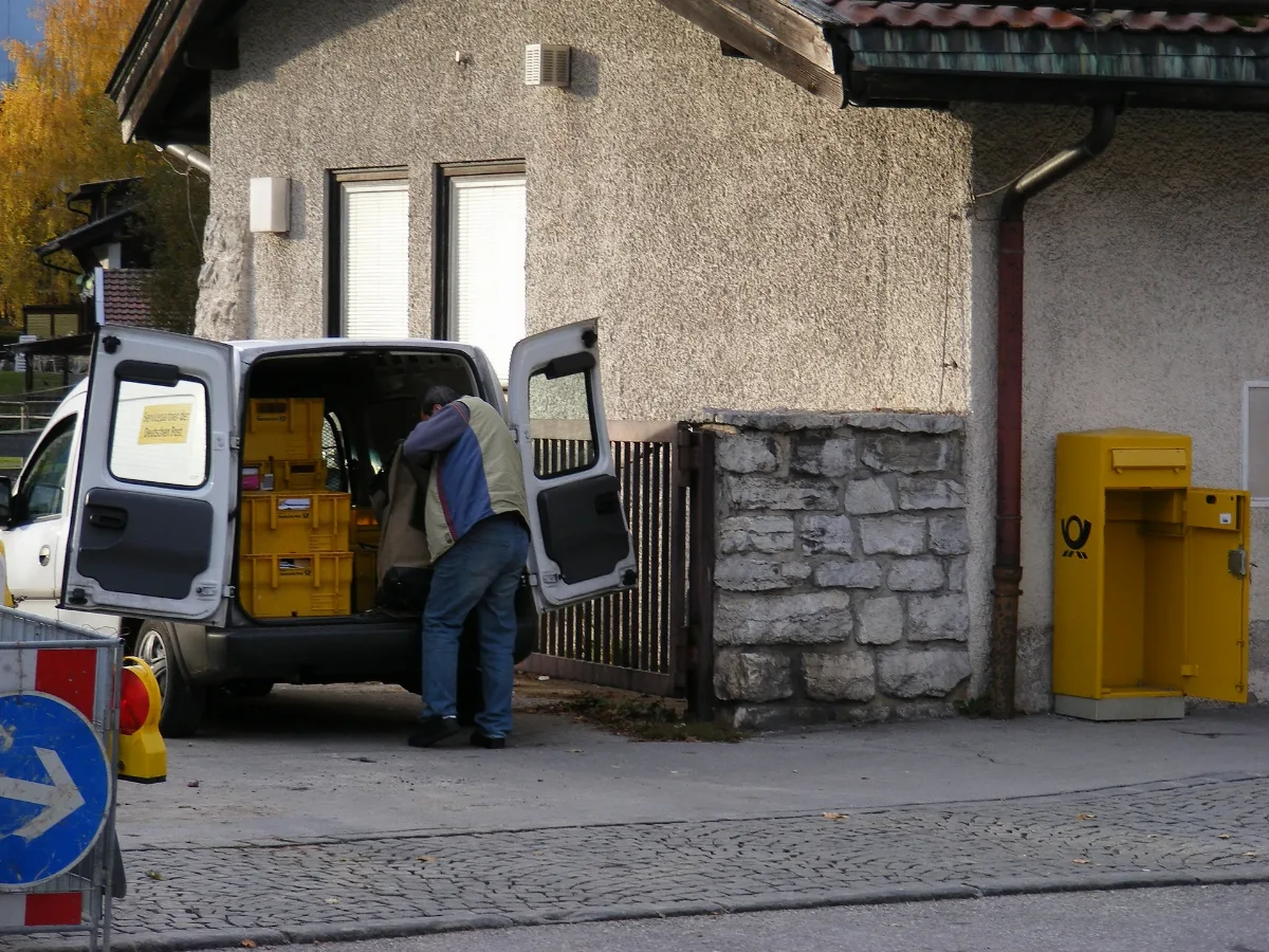 Arbeiter Entleert Öffentlichen Briefkasten Rottach Egern 2009