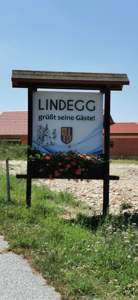 Aut — Steiermark — Bezirk Hartberg Fürstenfeld — Gemeinde Bad Blumau — Katastralgemeinde Lindegg (Tafel “Lindegg Grüßt Seine Gäste”) Mattes 2022 07 18