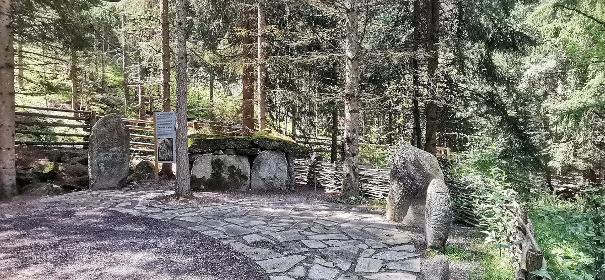 Aut — Tirol — Bezirk Imst — Gemeinde Umhausen — Am Tauferberg 8 (Ötzi Dorf — Latscher Menhir U.a.) 2026 08 01 Mattes