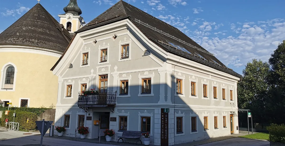 Aut — Tirol — Bezirk Kitzbühel — Itter — Dorfplatz 1 — 2023 08 20 Mattes
