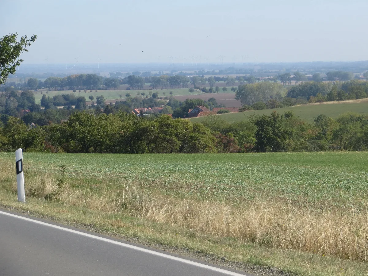 Badersleben, Preußischer Rundsockelstein (7) Blick Nach Osten