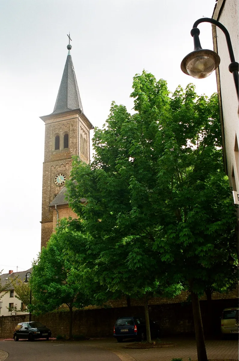 Besch (Perl), The Village Church