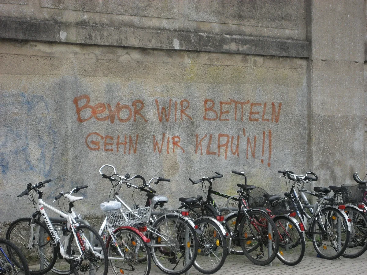 Bevor Wir Betteln Gehn Wir Klaun Graffiti Am Bahnhof Celle
