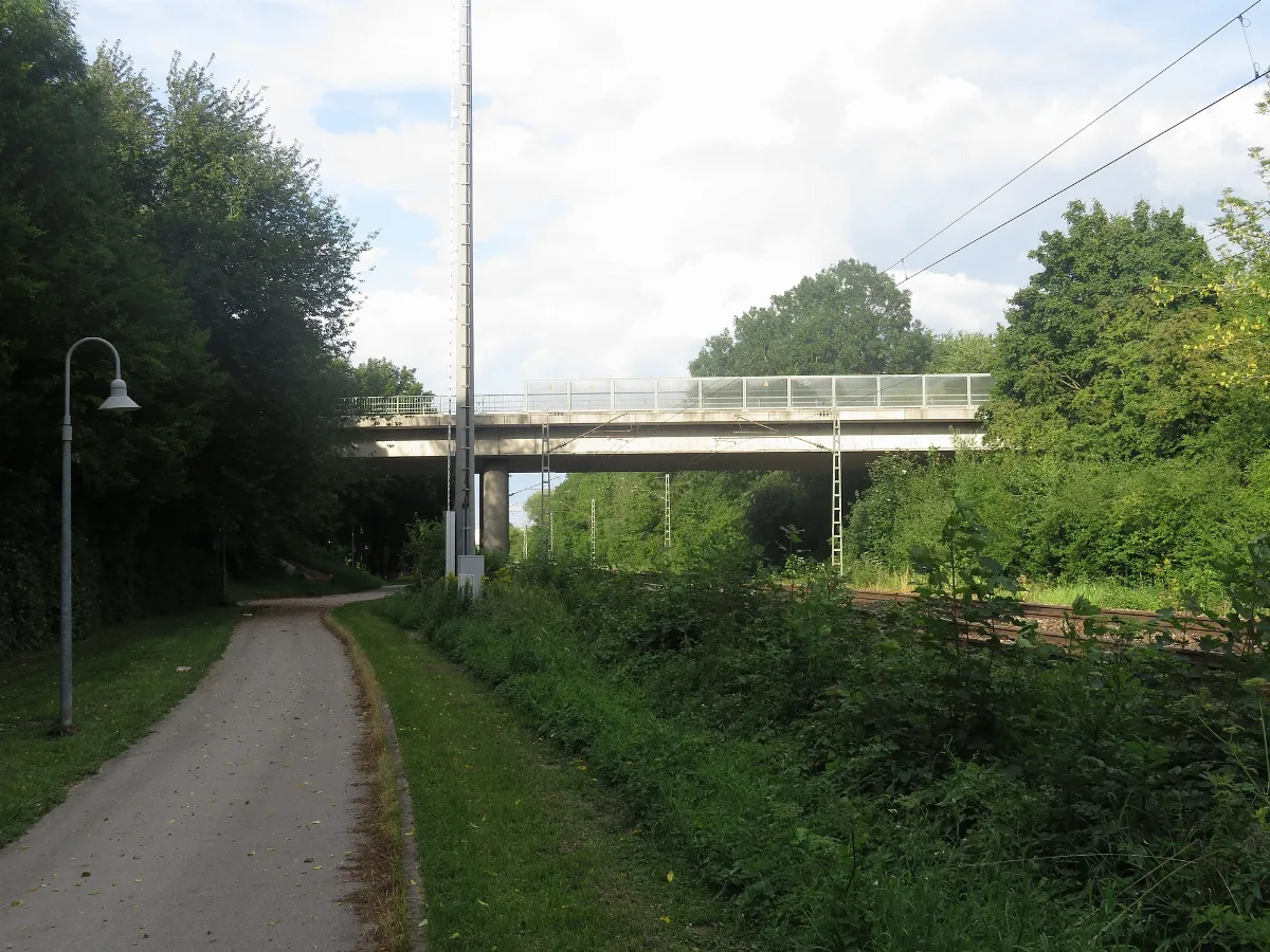 Brücke Über Bahnlinie In Eching