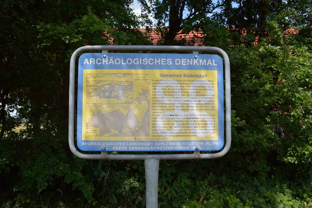 Büdelsdorf, Rekonstruiertes Großsteingrab An Einem Kreisverkehr Nik 1667