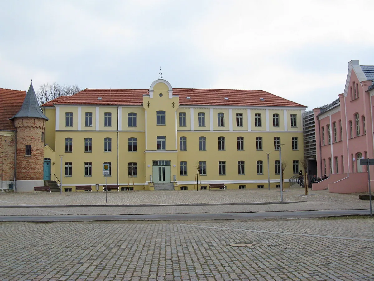 Buetzow Schlossplatz Schule 2009 03 04 017