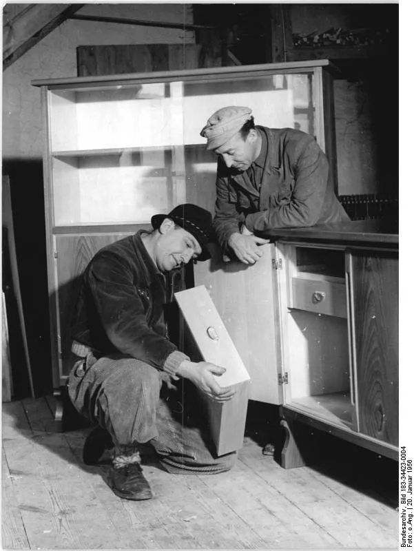 Bundesarchiv Bild 183 34423 0004, Rhön, Möbelfabrik, Endkontrolle
