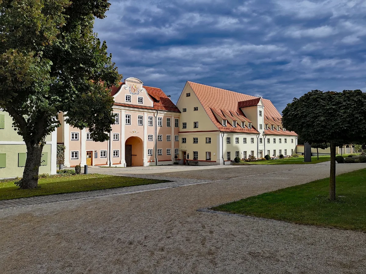 By Allmannshofen Holzen Abbey 4